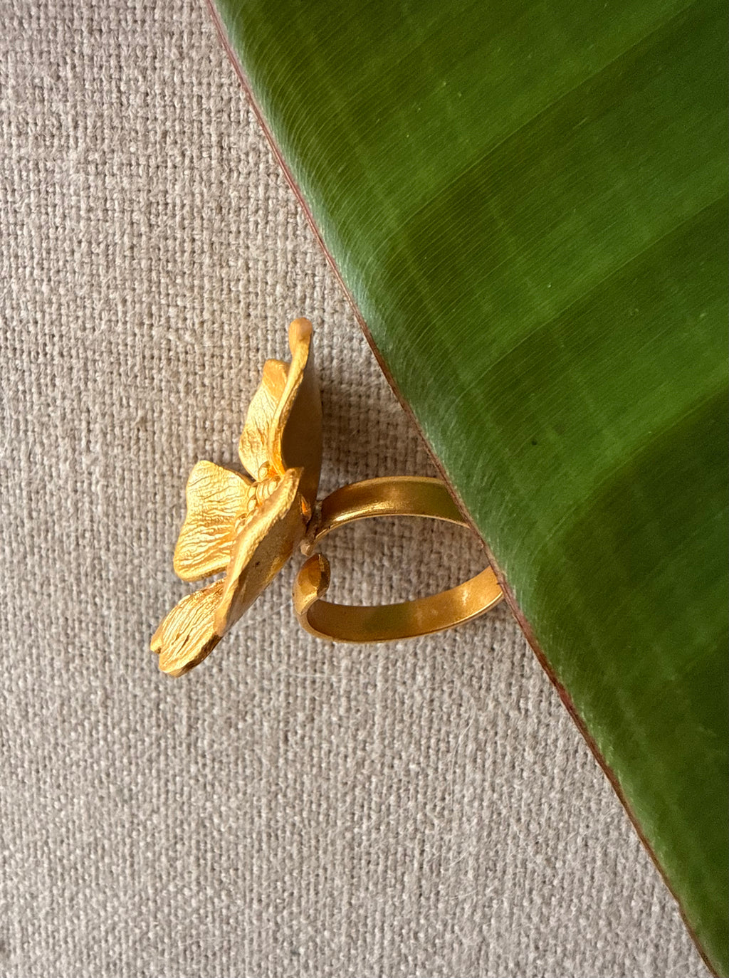 Top view of Ban Gulab ring, showing that it's adjustable from the front. 